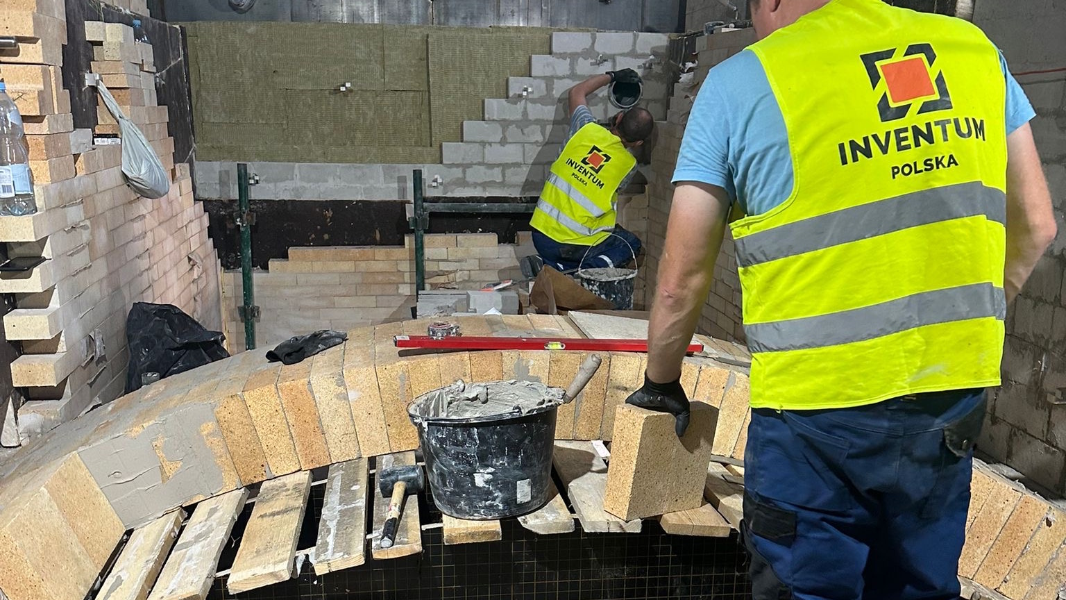 Industrial furnace bricklayer